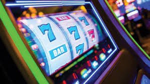 atk777 Live Casino ကစားသမားများ real-time dealer ဖြင့် Baccarat ကစားနေသောမြင်ကွင်း